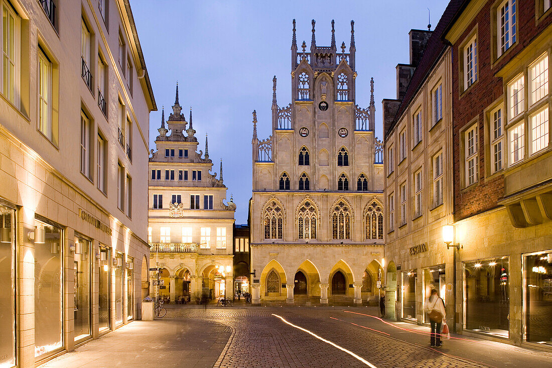 Giebelhäuser und gotisches Rathaus am Prinzipalmarkt am Abend, Münster, Nordrhein-Westfalen, Deutschland, Europa