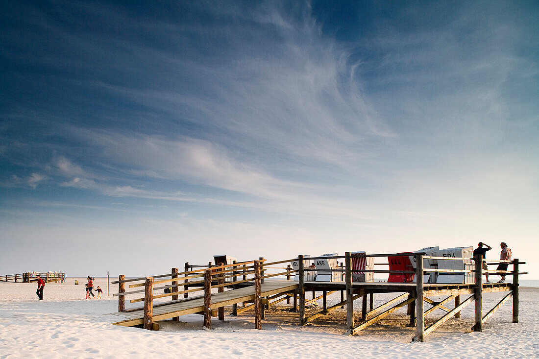 Personen und Strandkörbe am Strand, St. Peter-Ording, Schleswig-Holstein, Deutschland