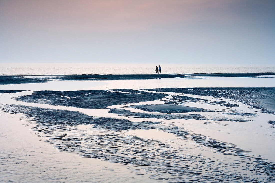 Zwei Personen im Watt, St. Peter-Ording, Schleswig-Holstein, Deutschland