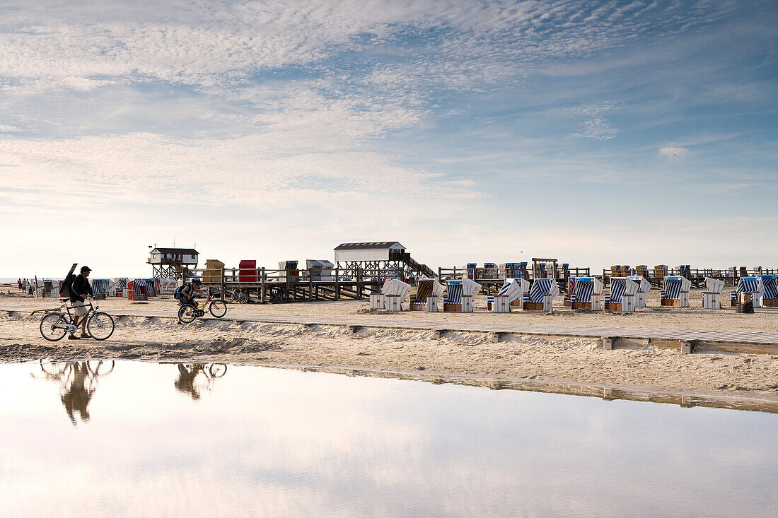 Fahrradfahrer und Strandkörbe am Strand, St. Peter Ording, Halbinsel Eiderstedt, Schleswig-Holstein, Deutschland, Europa