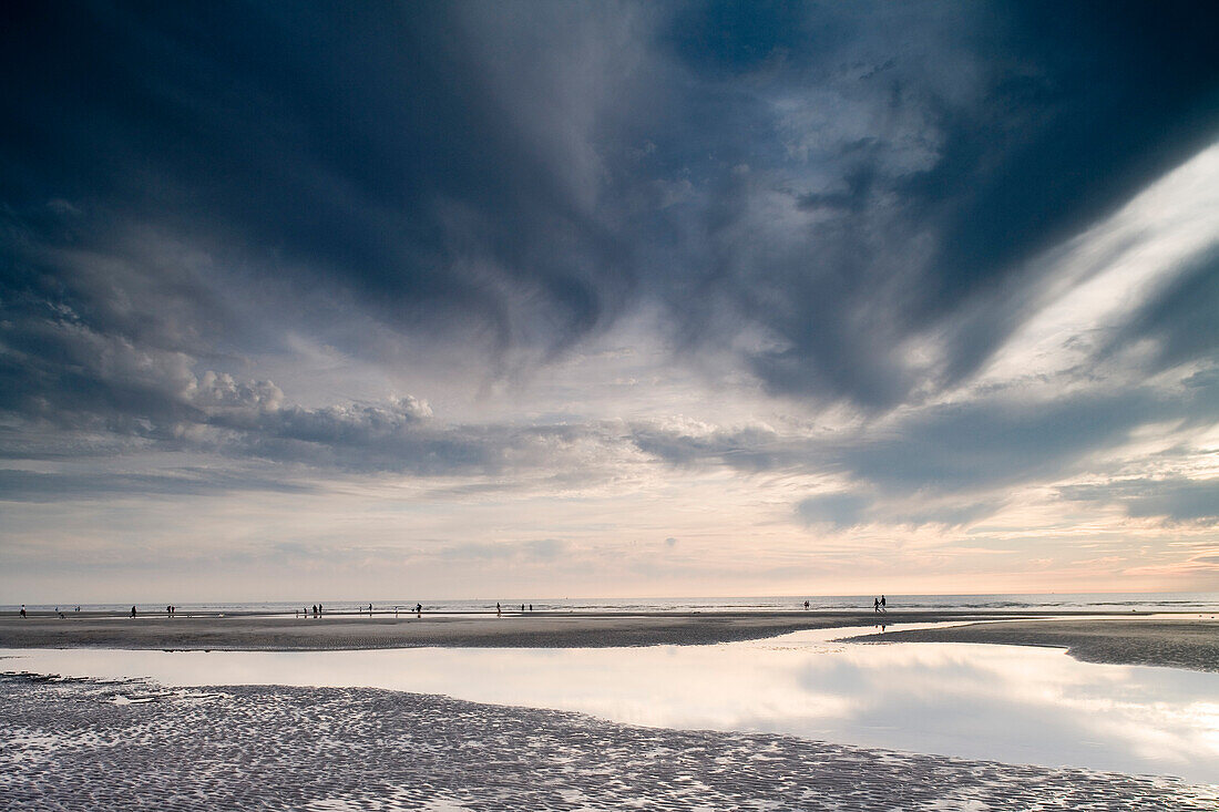 Blick auf weiten Strand unter dunklen Wolken, St. Peter Ording, Halbinsel Eiderstedt, Schleswig Holstein, Deutschland, Europa