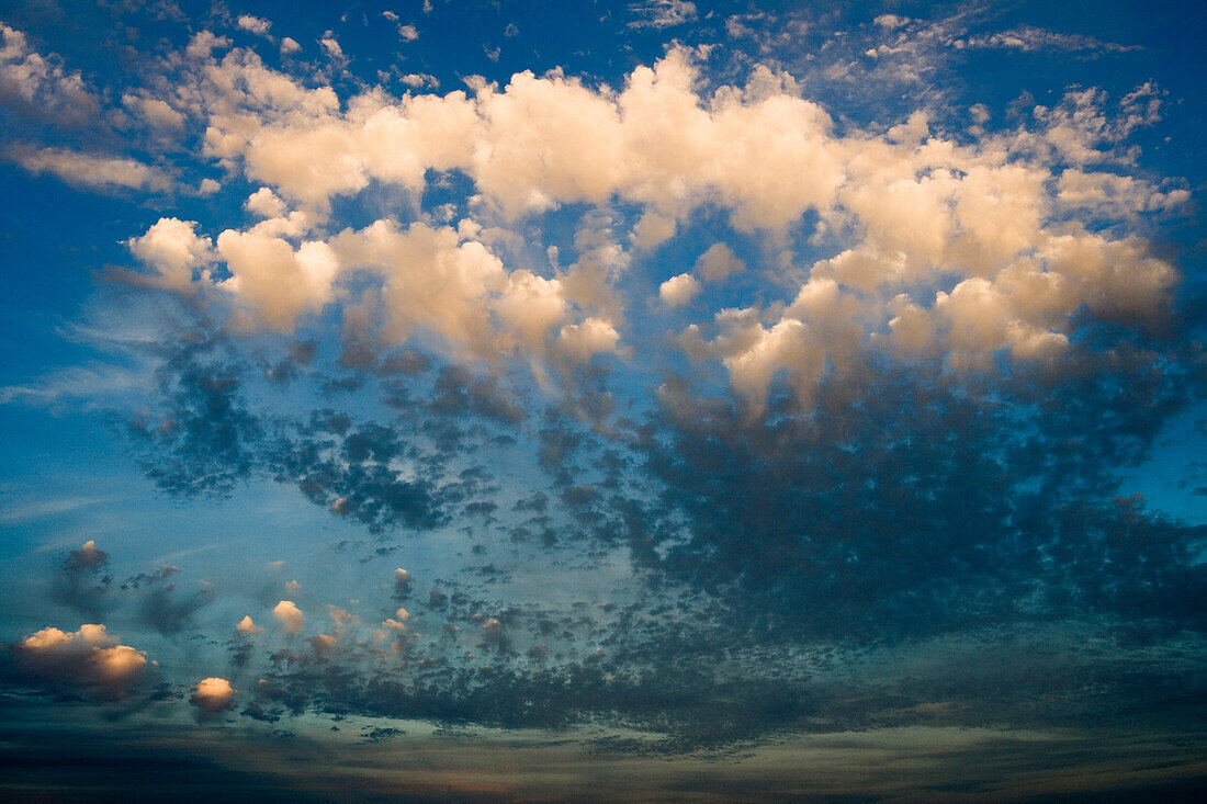 Wolkenhimmel über der Nordsee, Schleswig-Holstein, Deutschland