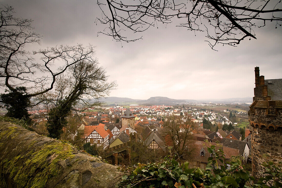 Blick auf Burgmauer und die Häuser von Staufenberg am Abend, Staufenberg, Hessen, Deutschland, Europa