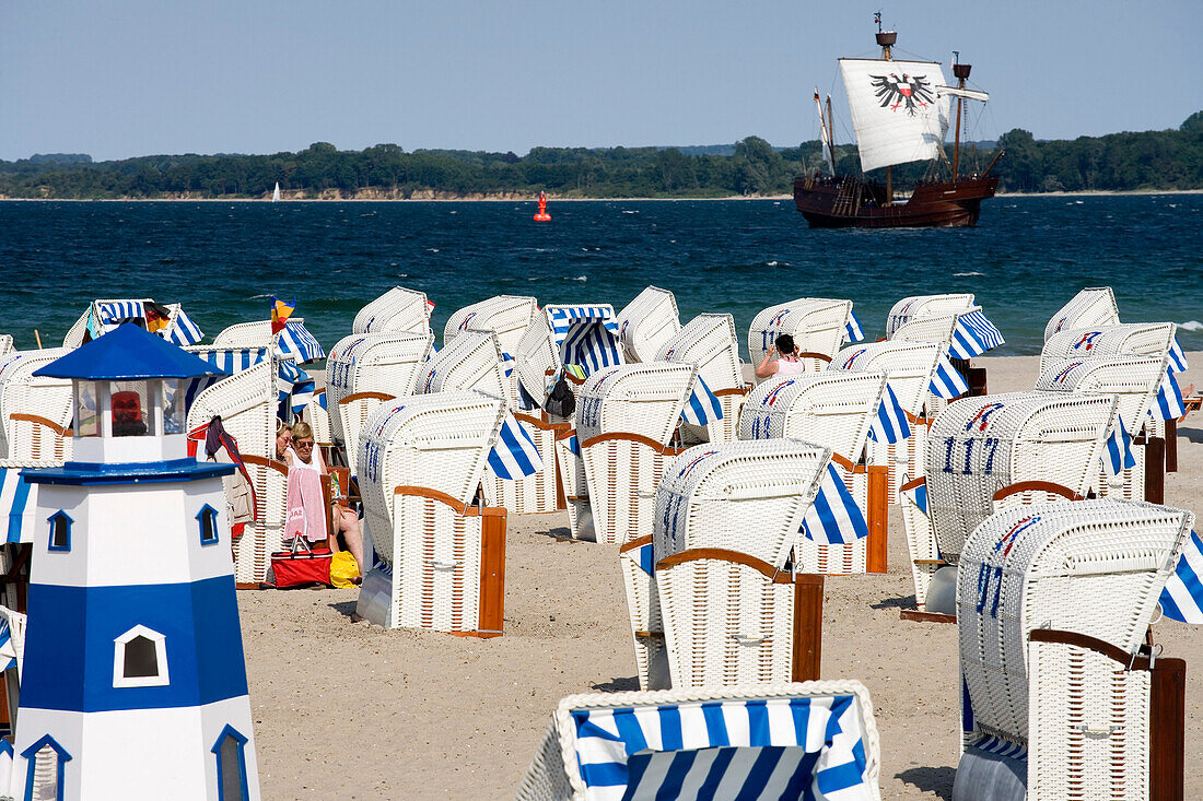 Menschen und Strandkörbe am Strand, Schiff im Hintergrund, Travemünde, Schleswig Holstein, Deutschland, Europa
