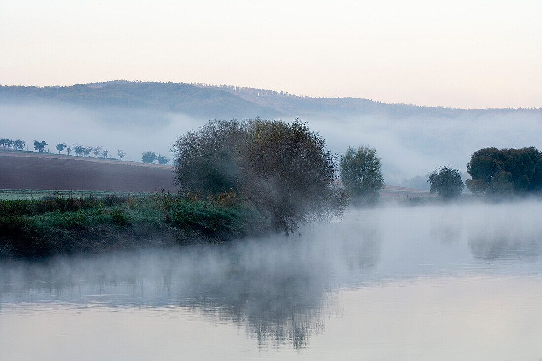 Flusslandschaft an der Weser im Nebel, Niedersachsen, Deutschland, Europa