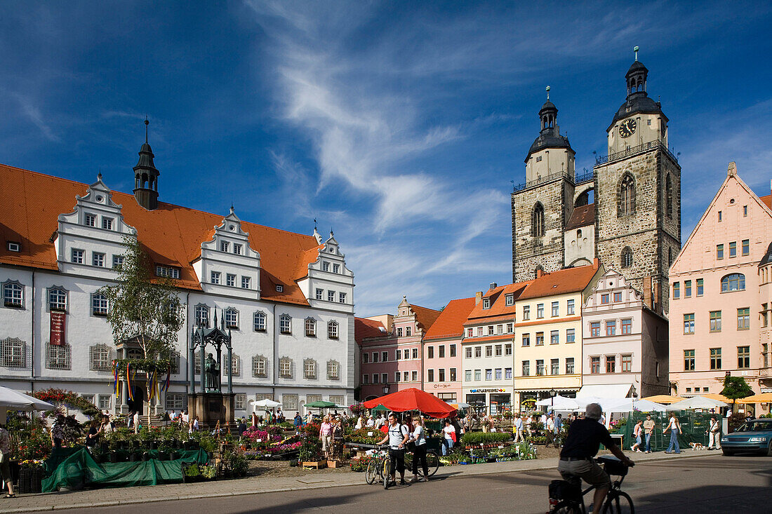 Marktplatz mit Lutherdenkmal, Rathaus und St. Marien Kirche, Lutherstadt Witternberg, Sachsen-Anhalt, Deutschland