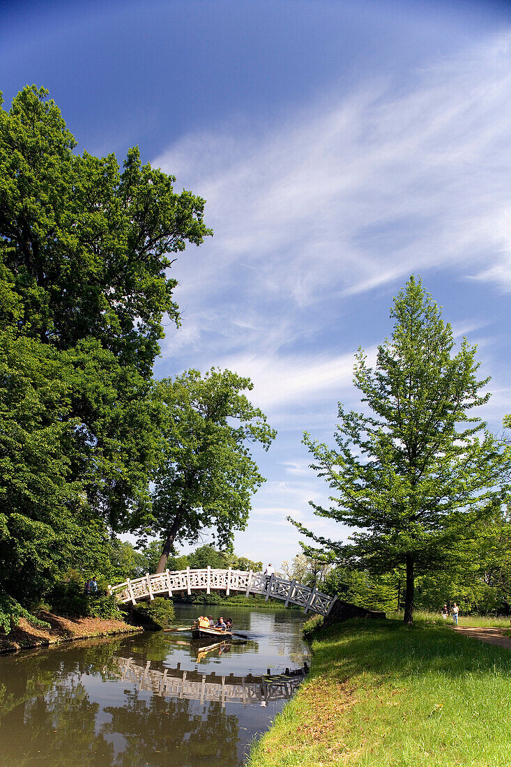 Besucher in einer Gondel passieren die Weiße Brücke, Wörlitzer Park, Sachsen-Anhalt, Deutschland