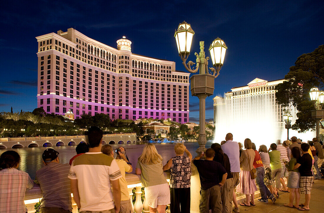 Touristen schauen sich die Bellagio Wasser Show in der Bellagio Lagune an, Las Vegas, Nevada, Vereinigte Staaten von Amerika