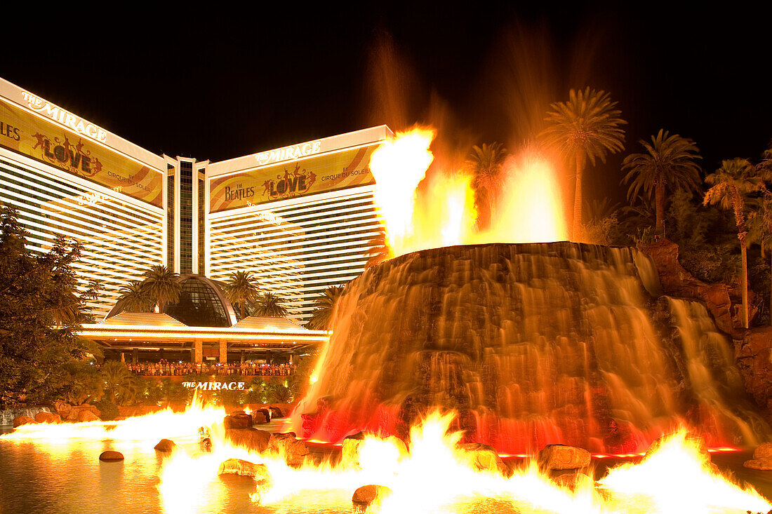 Vulkanausbruch vor The Mirage Casino and Hotel in Las Vegas, Nevada, Vereinigte Staaten von Amerika