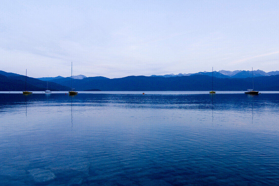 Walchensee in der Abenddämmerung, Bayern, Deutschland