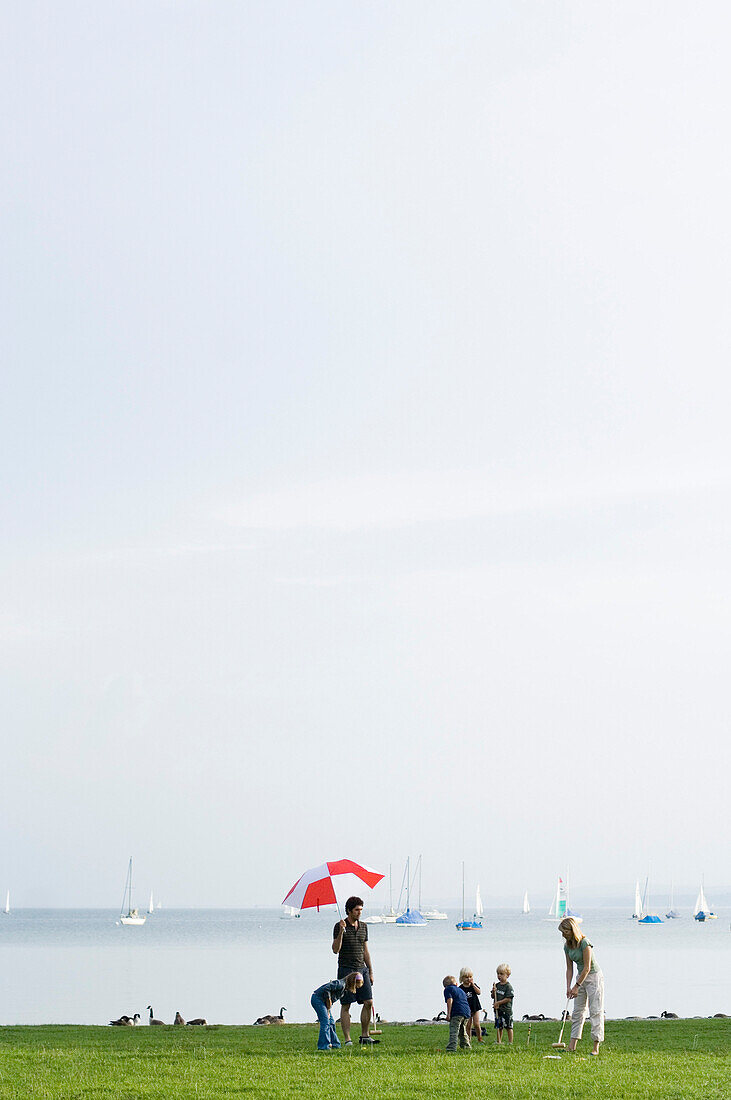 Familie spielt Krocket am Ufer vom Ammersee, Oberbayern, Bayern, Deutschland