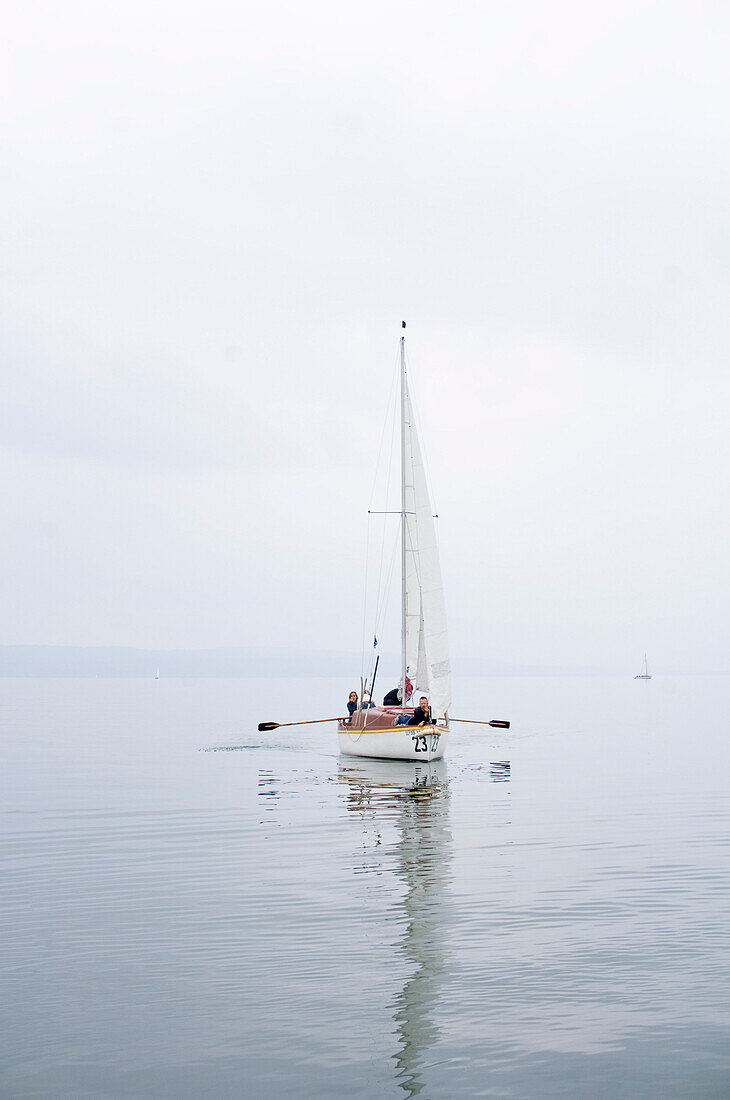 Familie in einem Segelboot auf dem Ammersee, Bayern, Deutschland