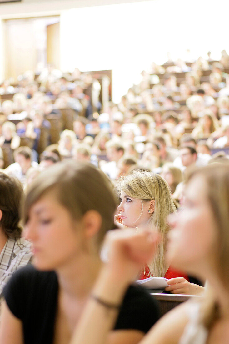 Studenten bei einer Vorlesung, Hörsaal, Universität, Bildung