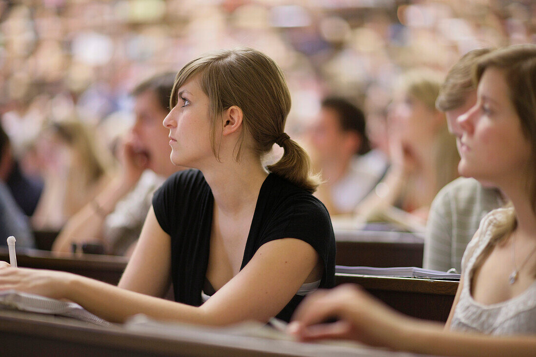 Studenten bei einer Vorlesung, Hörsaal, Universität, Bildung