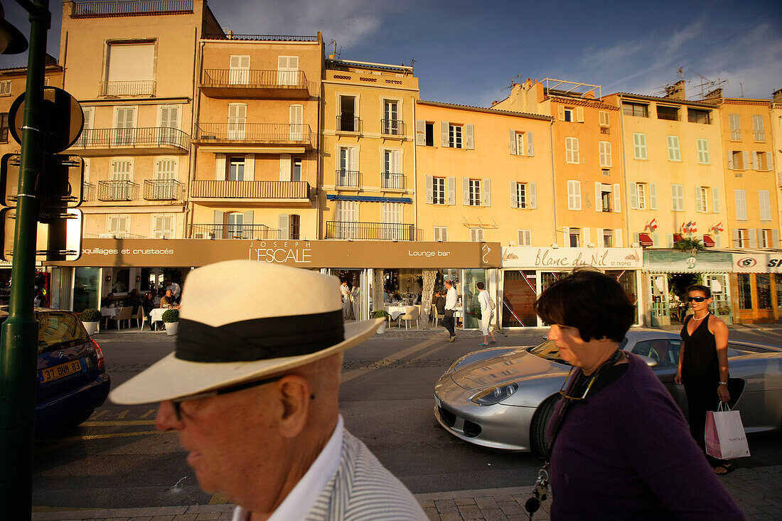 Ein Sportswagen vor einem Café an der Uferpromenade, St Tropez, Côte d'Azur, Provence, Frankreich