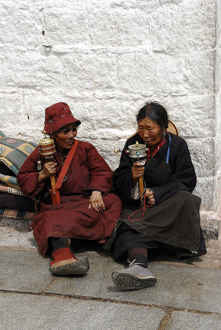 Tibetan pilgrim going round the Potala to end the pilgrimage. Lhasa. Tibet. China.