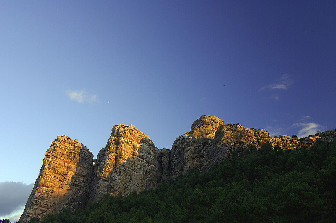 Peñas de Masmut, North side; Peñarroya de Tastavins. Teruel province. Aragon. Spain.