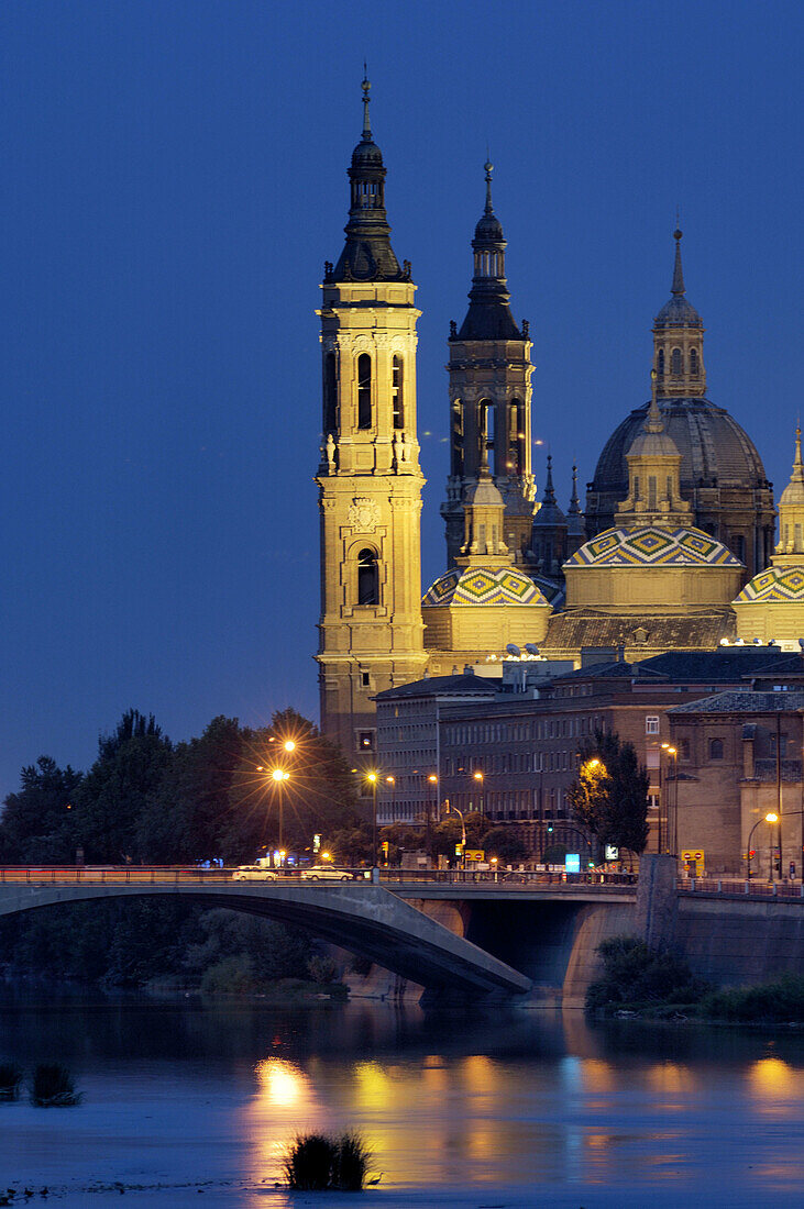 Basílica del Pilar on Ebro river. Zaragoza. Aragón. Spain.