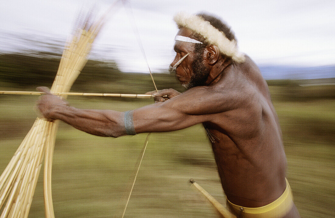 Dani hunter with bow and arrows, Western Papuasia, Baliem valley, Former Irian-Jaya, Indonesia