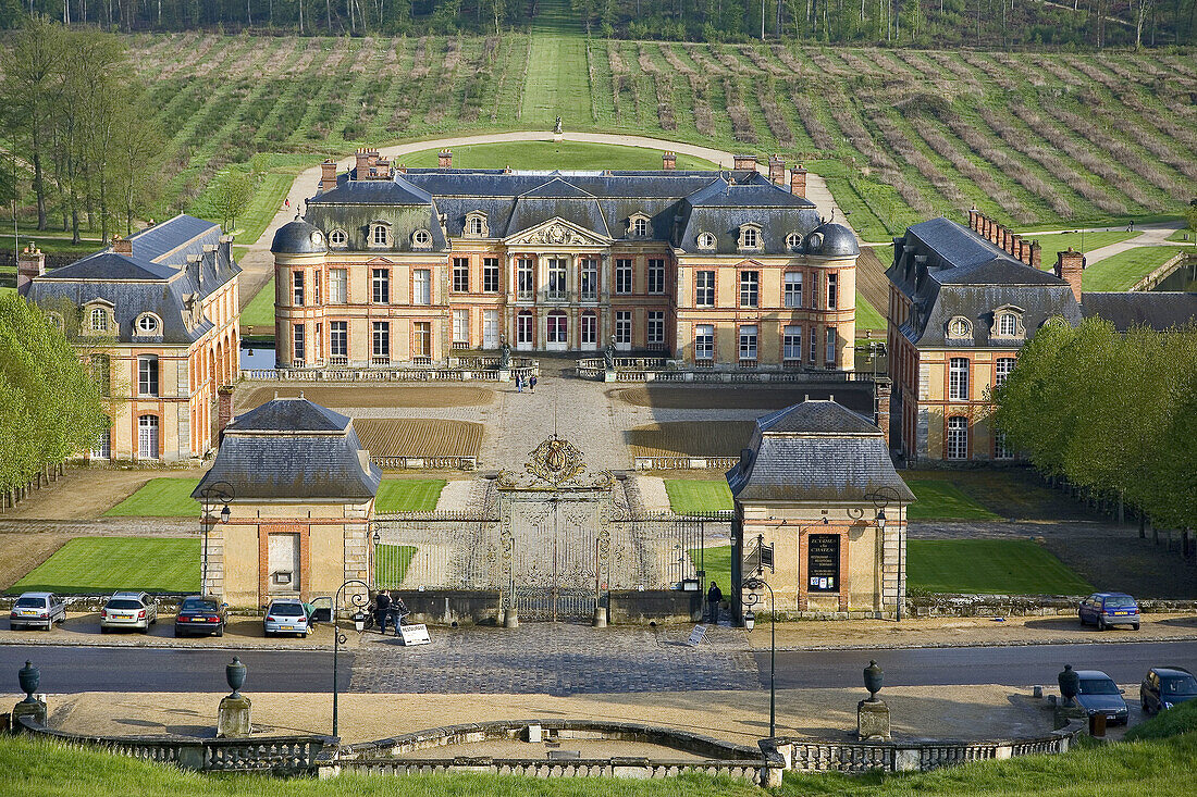 Full view of Dampierre-en-Yvelines castle, in vallée de chevreusevue générale du chateau de Dampierre-en-Yvelines, vallée de Chevreuse, France, île de France