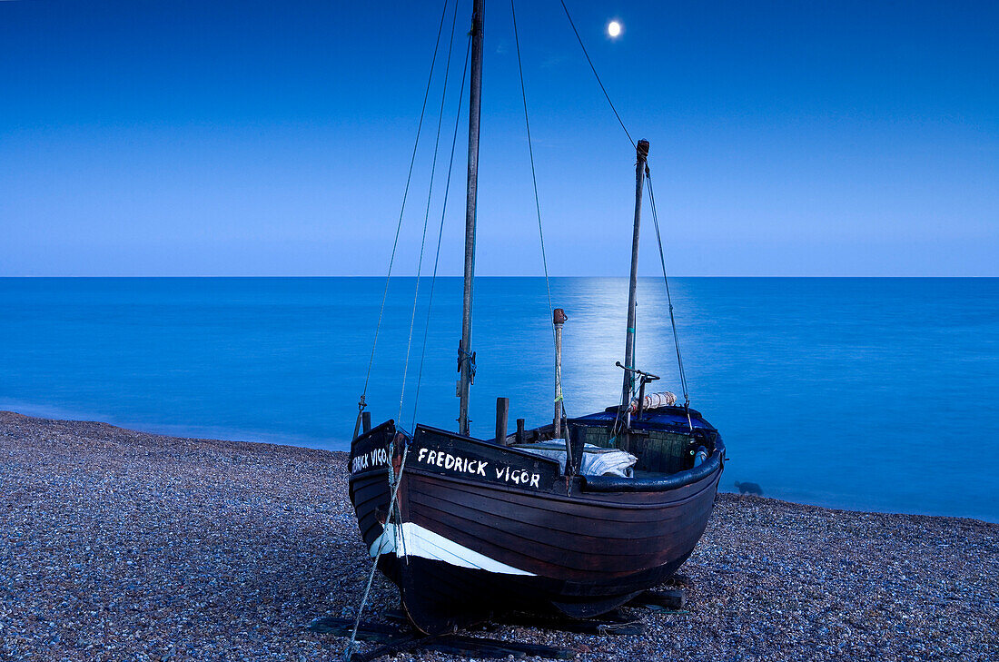 Strand bei Mondschein in Hastings, East Sussex, England, Europe