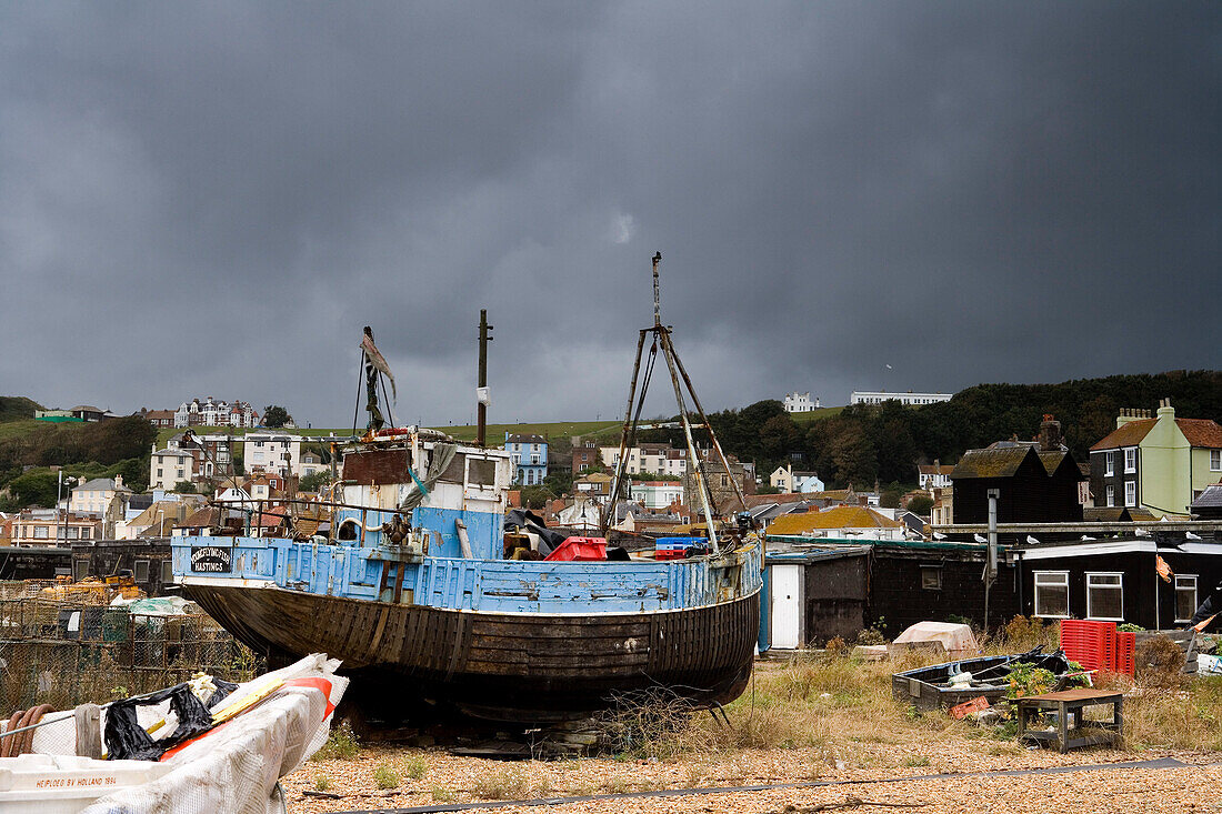 Fischerboote am Strand in Hastings, East Sussex, England, Europe