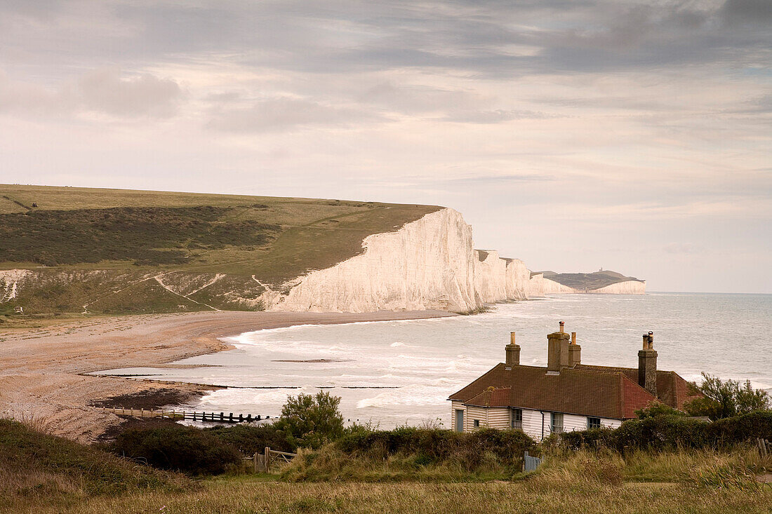 Häuschen an der Küste mit Meerblick, Seven Sisters bei Seaford, East Sussex, England, Europa