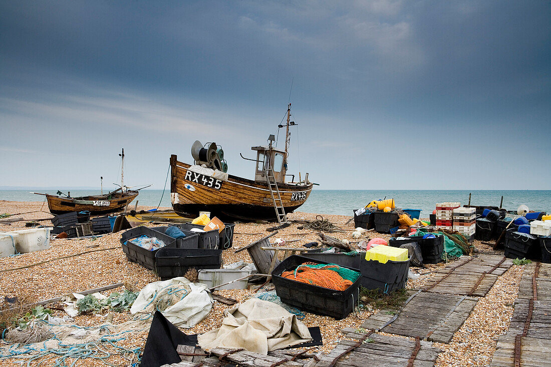 Fischernetze und Boote am Strand, Dungeness, Kent, England, Europa