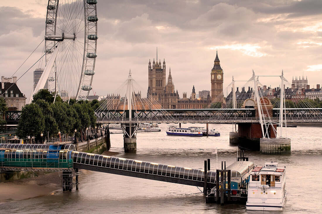 Blick von der Waterloo Bridge auf das Houses of Parliament, Big Ben und London Eye, London, England, Europa