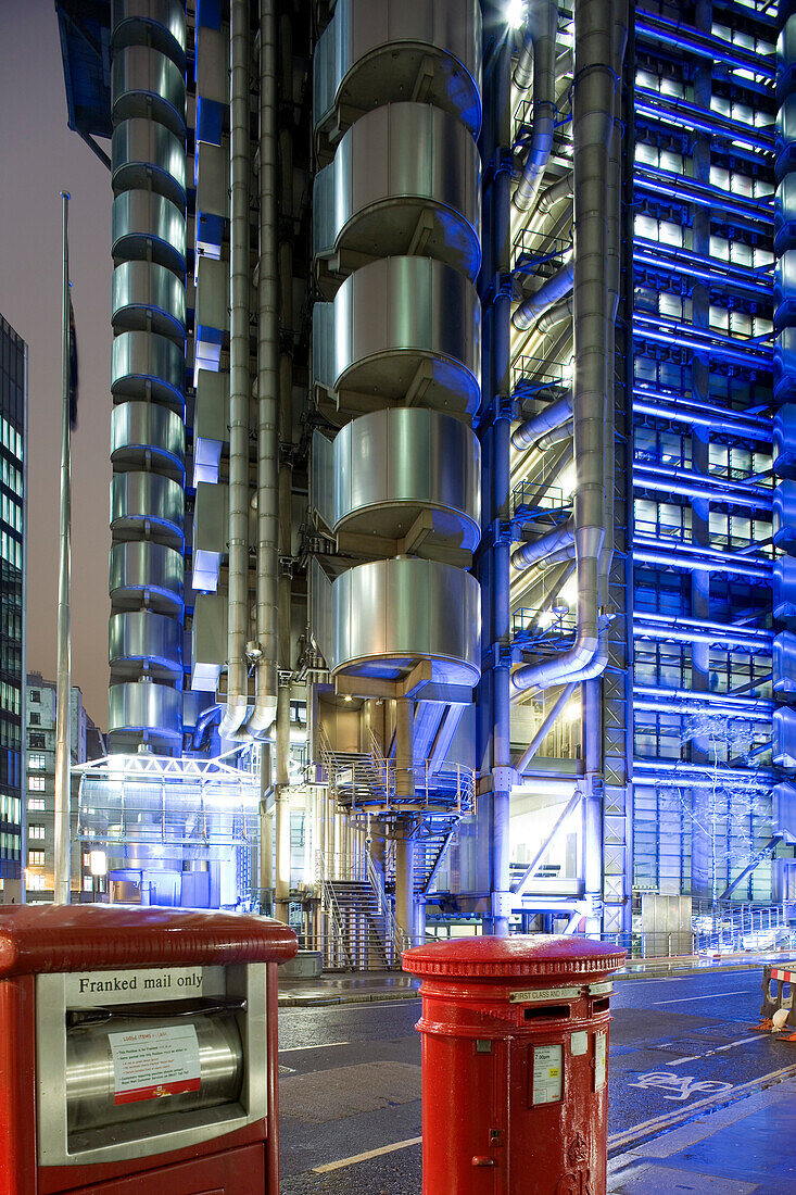 Lloyd`s of London, The building was errected from 1978 -1986 by english architect Richard Rogers, London, England, Europe