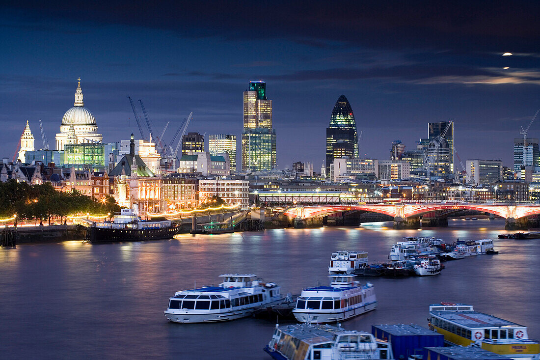 Blick von der Waterloo Bridge auf die Skyline von London, London, England, Europa