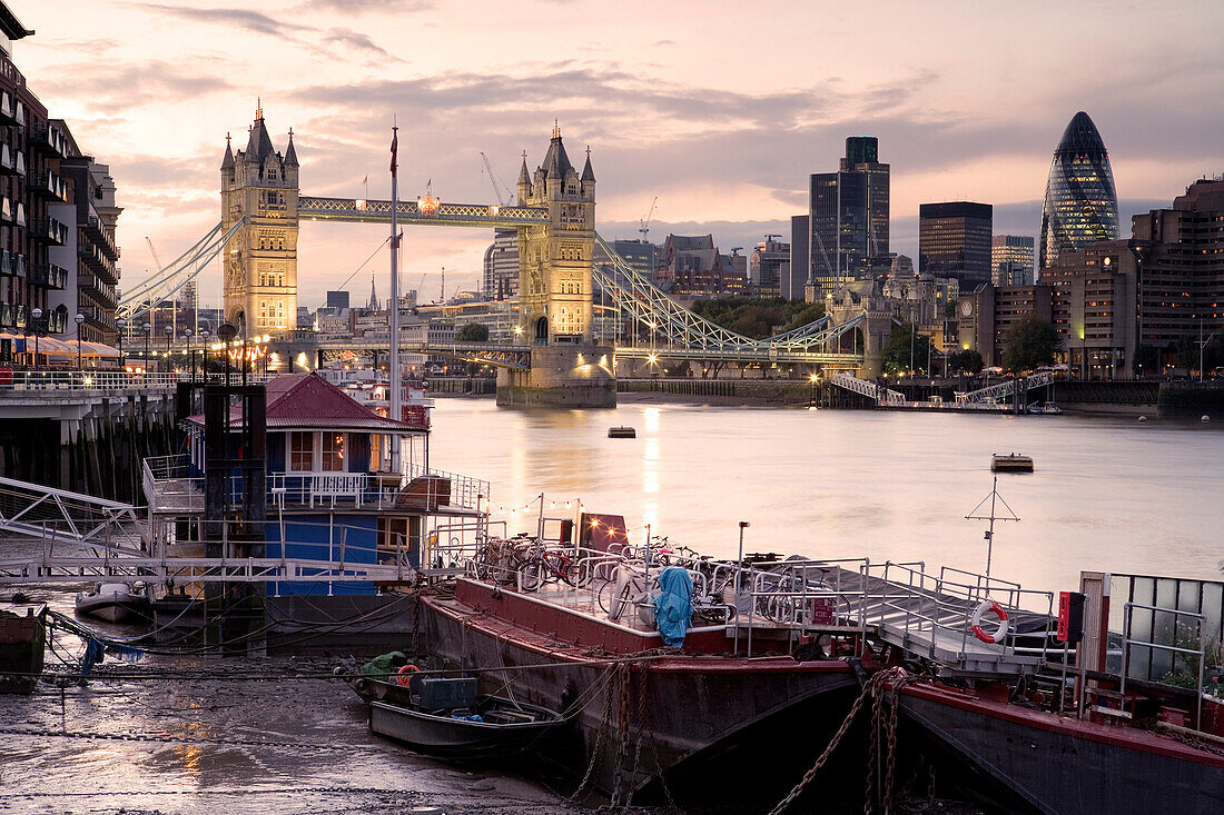 Tower Bridge in the evening light, Ships on the River Themse, London, England, Europe