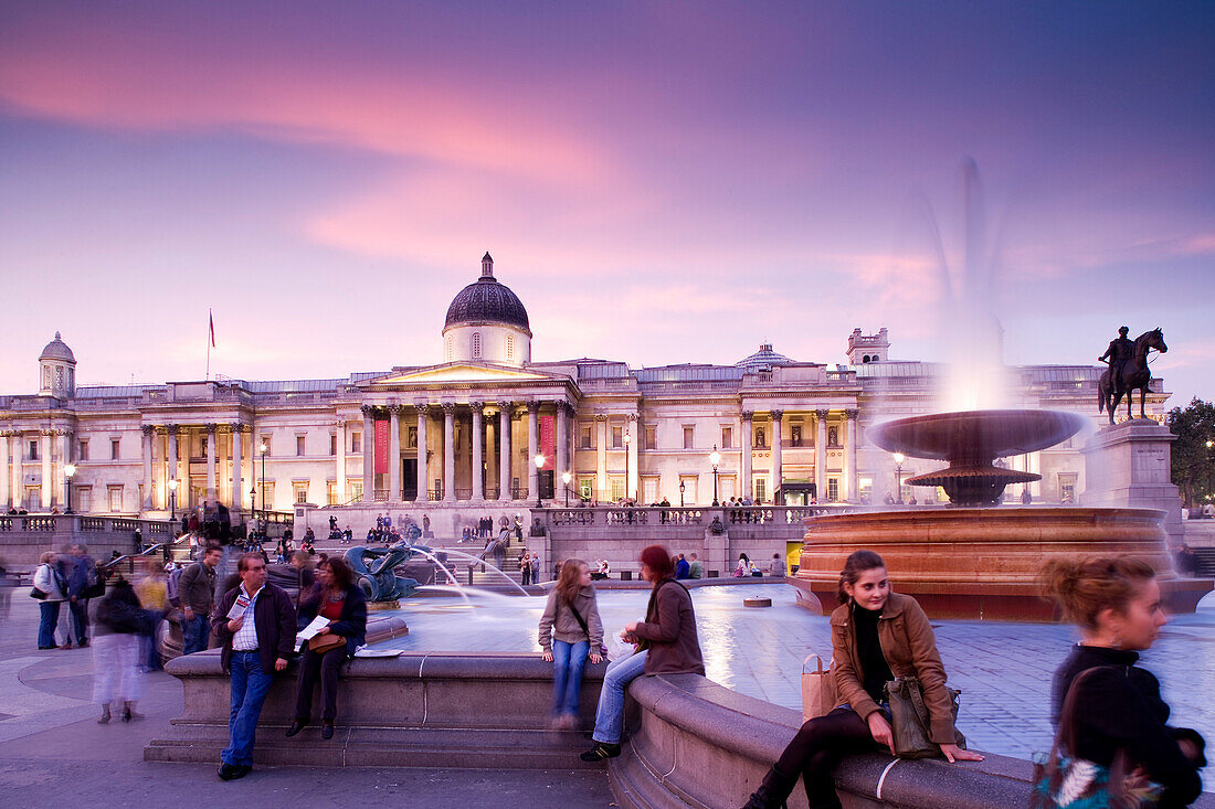 Trafalgar Square und die National Gallery, London, England, Europa