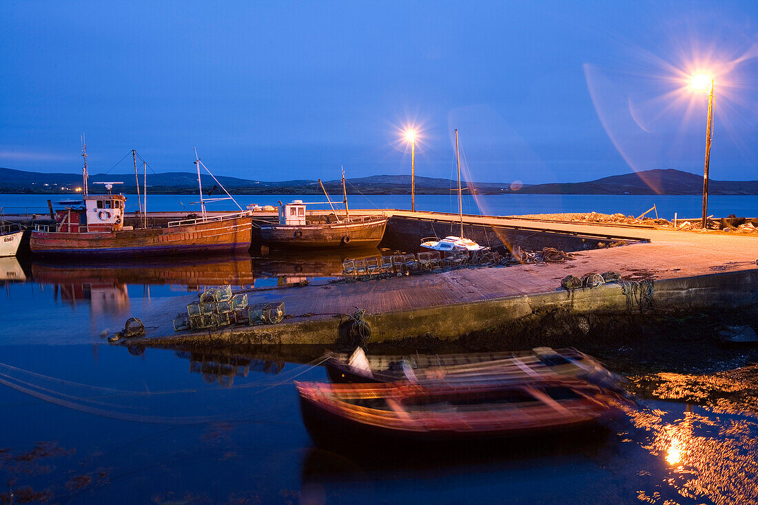 Hafen von Ballynakill bei Nacht, Connemara, County Galway, Irland, Europa