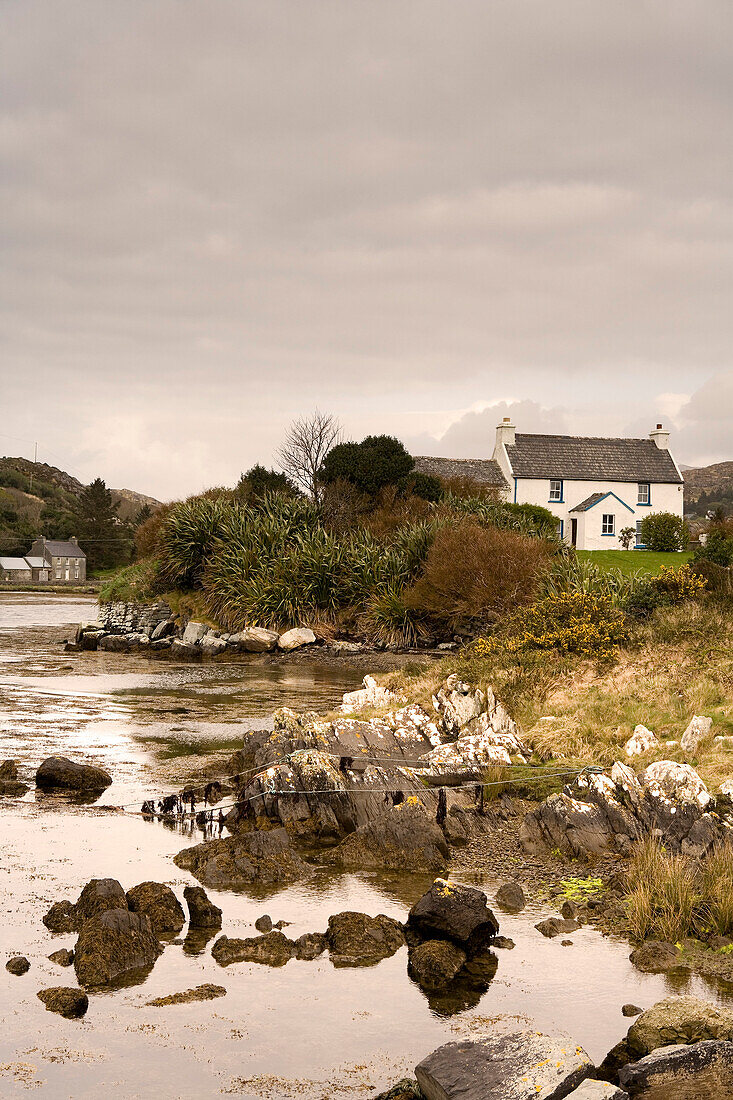 Cottage in der Coulagh Bay, County Kerry, Irland, Europa