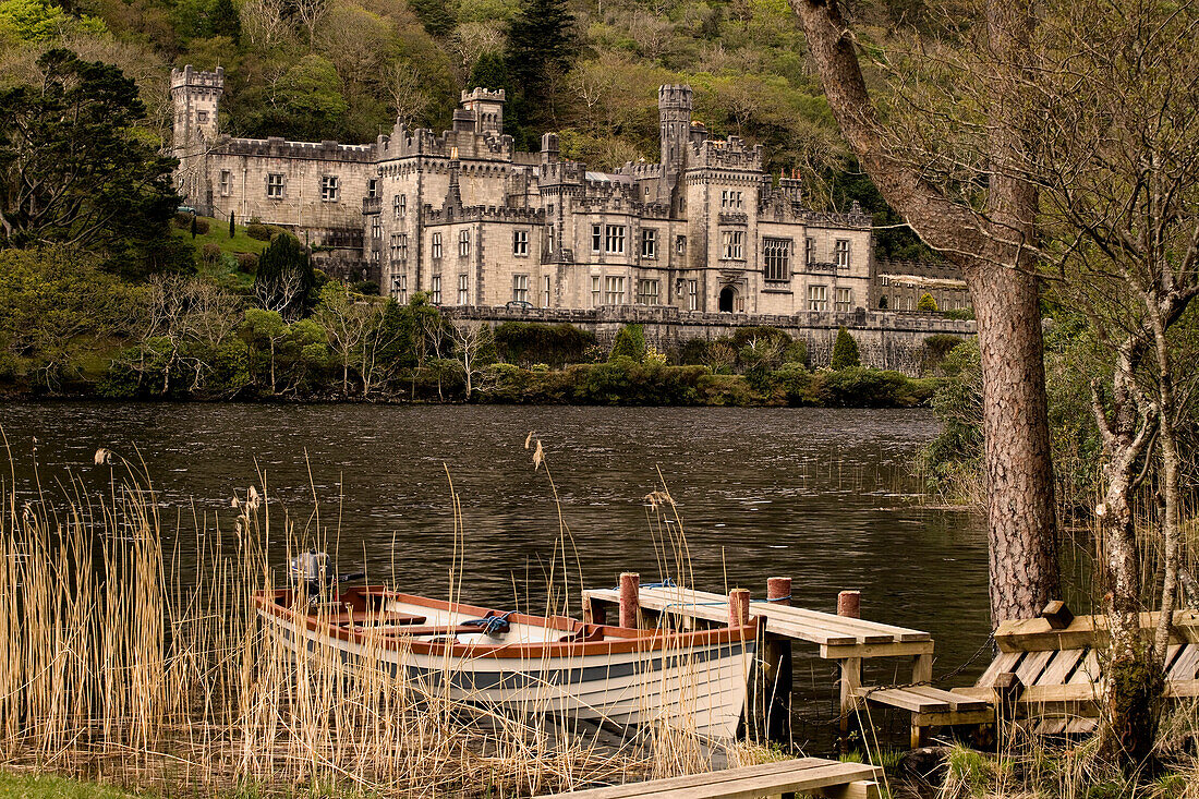 Schloss am Seeufer, County, Irland, Europa