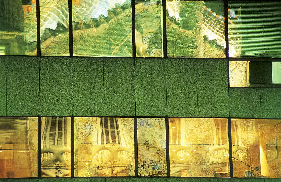 Reflection of Batlló House by Gaudí (1904-06) in Passeig de Gràcia. Barcelona. Catalonia, Spain