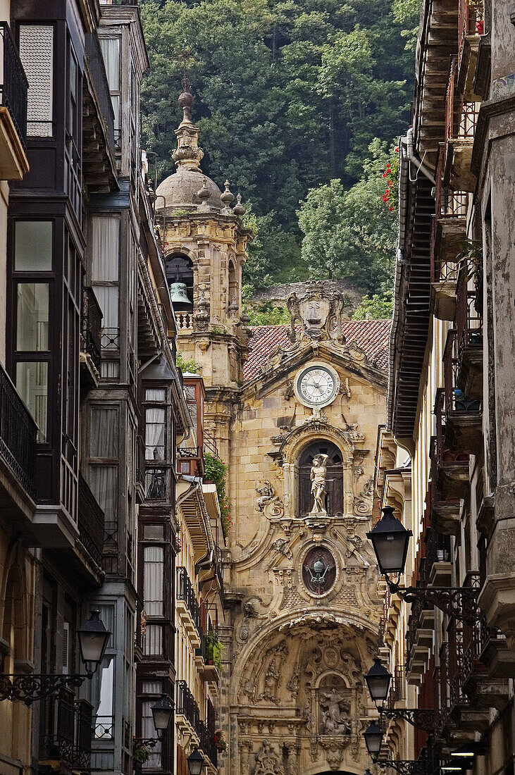 Main street and basilica of Santa Maria del Coro, San Sebastián. Guipúzcoa, Euskadi. Spain