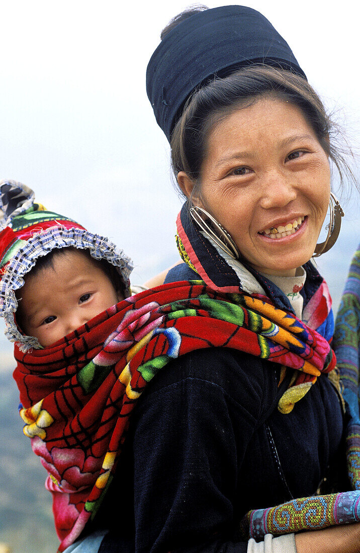 Black Hmong woman with son in Sa Pa outlying area. Vietnam