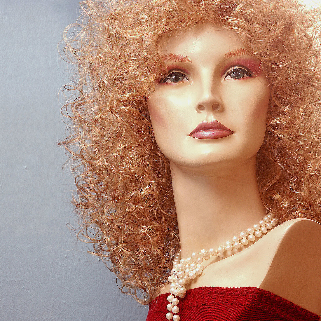 Blonde, Blondes, Bust, Busts, Color, Colour, Curly hair, Daytime, Dummies, Dummy, Exterior, Fair-haired, Female, Mannequin, Mannequins, Necklace, Necklaces, Odd, Outdoor, Outdoors, Outside, Pearl, Pearls, Strange, Woman, Women, T83-552717, agefotostock