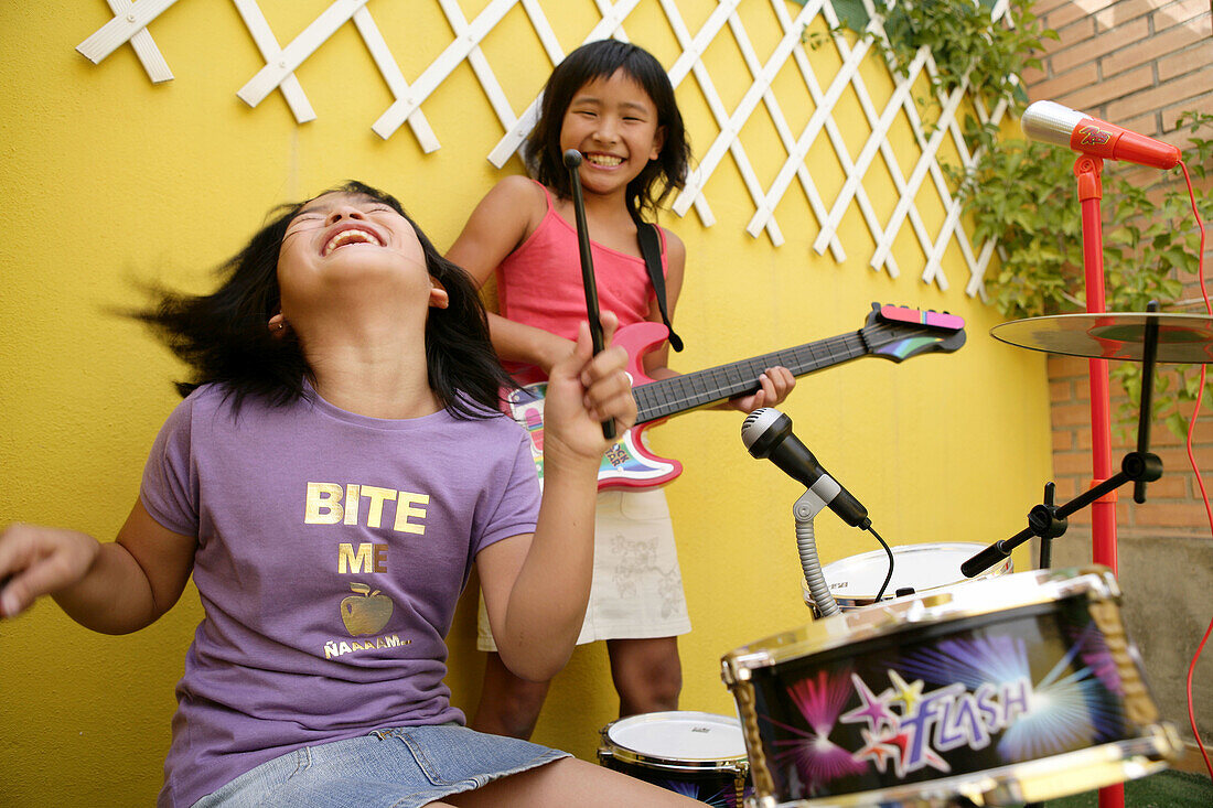 sian-Americans, Candid, Child, Childhood, Children, Close up, Close-up, Closeup, Color, Colored, Colorful, Colors, Colour, Coloured, Colourful, Colours, Concept, Concepts, Courtyard, Courtyards, Dayti