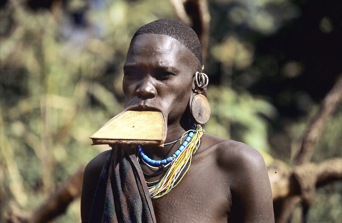 The small surma tribe live along the Kibish river west to the Omo river in the lower Omo valley. The area is very near to the border of Sudan.