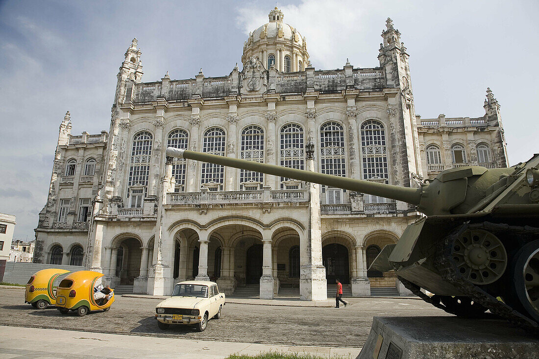 Museum of the Revolution, former Presidential Palace. Tank SAU-100, used by Fidel Castro in Bay of Pigs Invasion in 1961. Havana. Cuba
