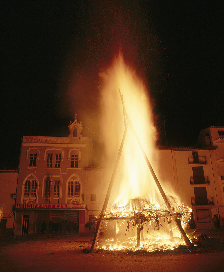 Barraca de Sant Antoni bonfire during Sant Antoni Abat celebration. Villafranca del Cid, Alto Maestrazgo, Castellón province, Spain