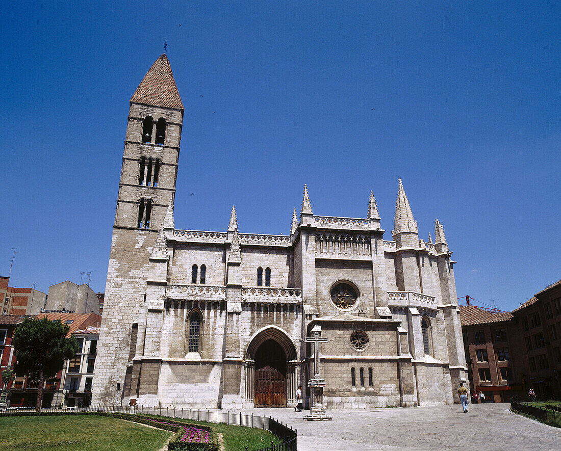 Gothic church of Santa María la Antigua (with standing Romanesque tower dating 13th century). Valladolid. Spain
