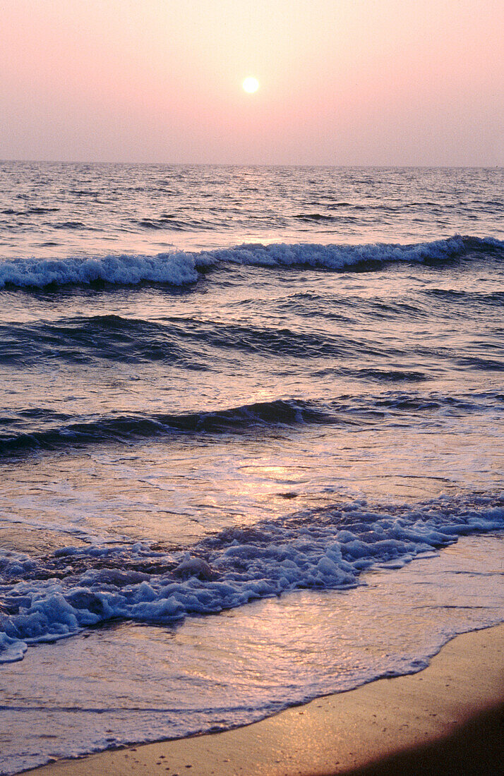 Sonnenuntergang über dem Strand von La Barrosa. Chiclana de la Frontera. Spanien