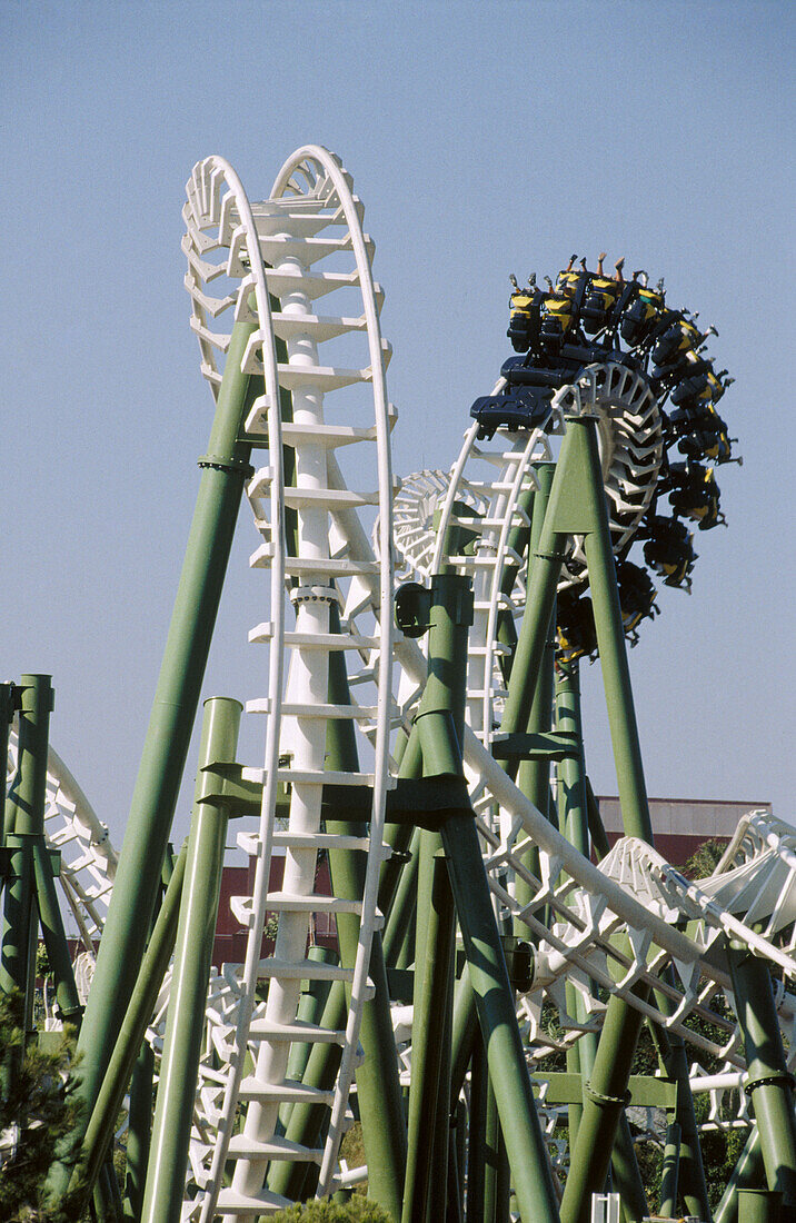 Umgekehrte Achterbahn bei Isla Mágica, Sevilla. Andalusien, Spanien