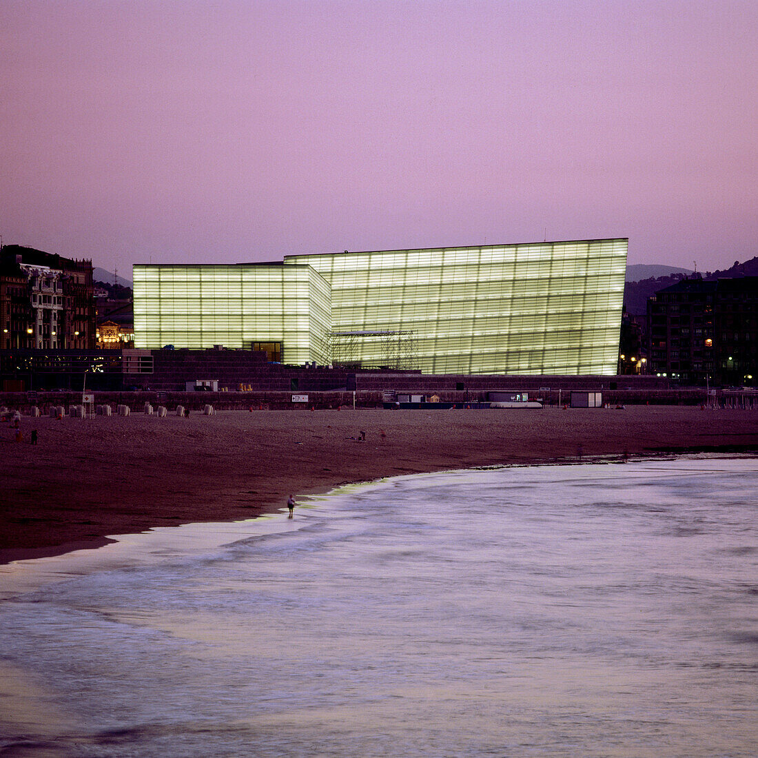 Kursaal Center von Rafael Moneo und Strand von Zurriola, San Sebastián. Guipúzcoa, Euskadi, Spanien