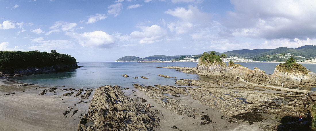 Felsformationen von Os Castelos am Strand, Viveiro. Provinz Lugo, Galicien, Spanien