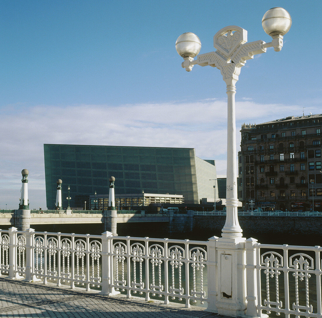 Strand von Zurriola mit dem Fluss Urumea und dem Kursaal-Zentrum im Hintergrund, San Sebastián. Guipúzcoa, Euskadi, Spanien